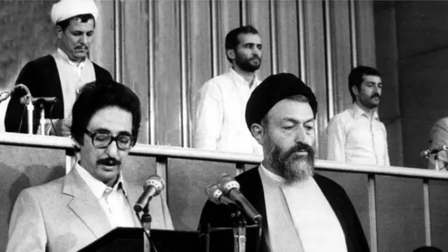 مراسم تحلیف بنی‌صدر در مجلس در کنار محمد بهشتی و پشت سرش اکبر هاشمی رفسنجانی