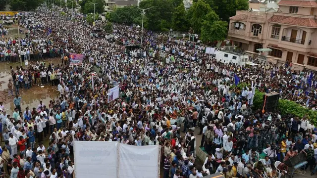 गुजरात के ऊना में चार दलितों की पिटाई के बाद विरोध प्रदर्शन