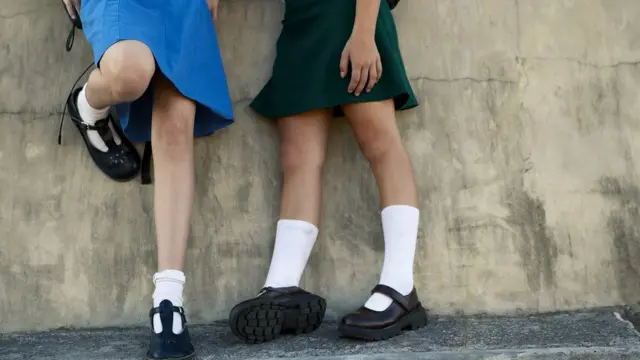 niñas con uniforme de colegio