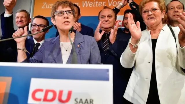 Saar'daki seçim zaferini kutlayan CDU üyeleri