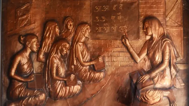 नायगाव येथील सावित्रीबाईंच्या स्मारकातील एक शिल्प