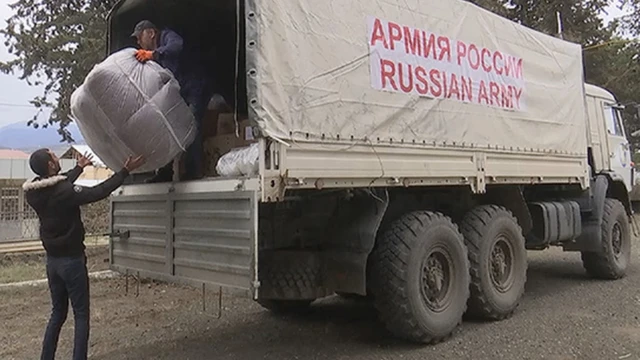 Rusiya hərbçiləri Təzəbinəyə humanitar yardım çatdırıblar