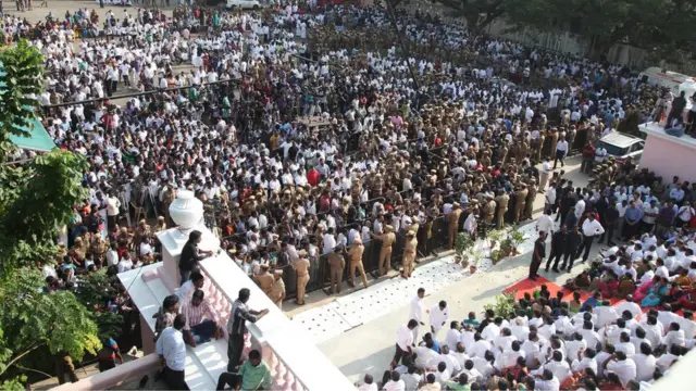 ஜெயலலிதா உடல் வைக்கப்பட்டுள்ள ராஜாஜி அரங்கத்தில், அவருக்கு இறுதி அஞ்சலி செலுத்த ஆயிரக்கணக்கான மக்கள் மற்றும் அதிமுக நிர்வாகிகள் கூடியுள்ளனர்.