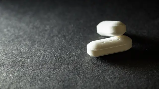 Dos pastillas de paracetamol