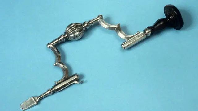 Инструмент для трепанации из Германии, относящийся к XVIII веку