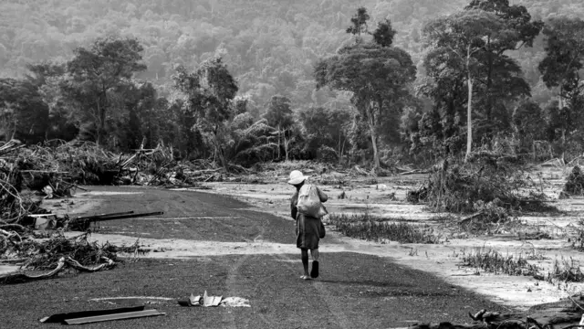 ชาวบ้านที่หมู่บ้านหินลาด