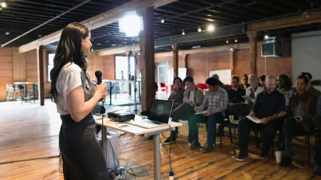 Mujer dando charla.