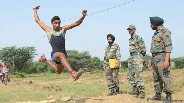 ਅੰਮ੍ਰਿਤਸਰ ਦੇ ਖਾਸਾ ਵਿਚ ਹੋਈ ਫੌ਼ਜ ਦੀ ਭਰਤੀ ਦੌਰਾਨ ਲੰਬੀ ਛਾਲ ਮਾਰਦਾ ਇੱਕ ਨੌਜਵਾਨ