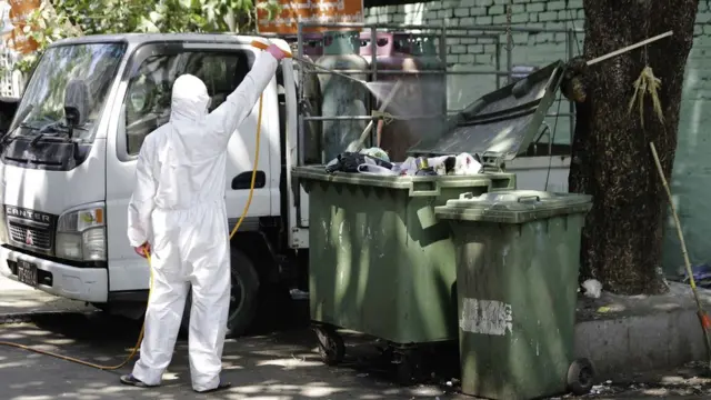 ၁၀၁ လမ်းနဲ့ကပ်နေတဲ့ လမ်း ၁၃၀ ကိုပါ စိတ်ချရအောင်လို့ ပိုးသတ်ဆေးဖြန်းခဲ့ကြတာပါ။