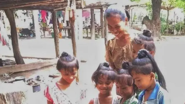 အိမ်ထောင်ရက်သား ကျပြီဆိုရင် အမျိုးသမီးတွေ ဆံရစ်ဝိုင်း ဖြုတ်ကြ