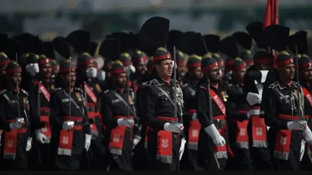 পাকিস্তানে ইমরান খানের সরকারের পেছনে দেশটির সেনাবাহিনীর নেপথ্য সমর্থন রয়েছে বলে অভিযোগ রয়েছে