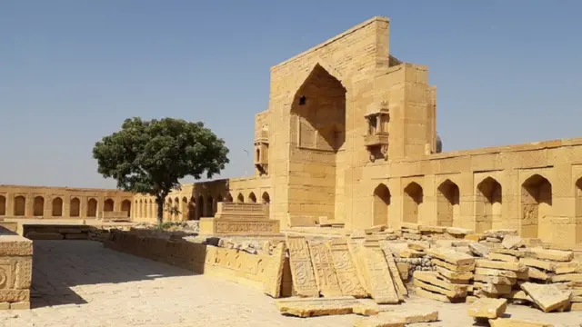 عیسیٰ خان ترخان ثانی کے مقبرے پر مرمت کا کام