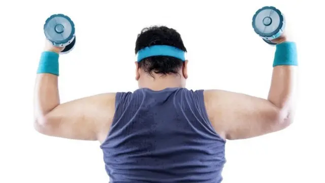 شاب يمارس الرياضة