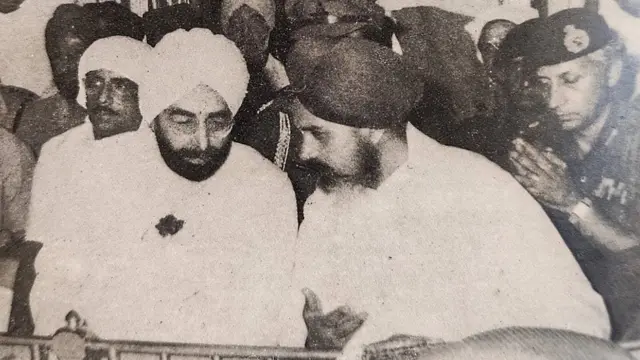 स्वर्ण मंदिर में देश के तत्कालीन राष्ट्रपति ज्ञानी ज़ैल सिंह