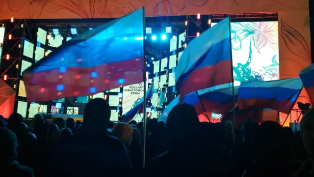 Di pusat kota Moskow, hari pemilihan ditutup dengan pesta merayakan 4 tahun 'kembalinya' Sevastopol, Krimea, ke Rusia.