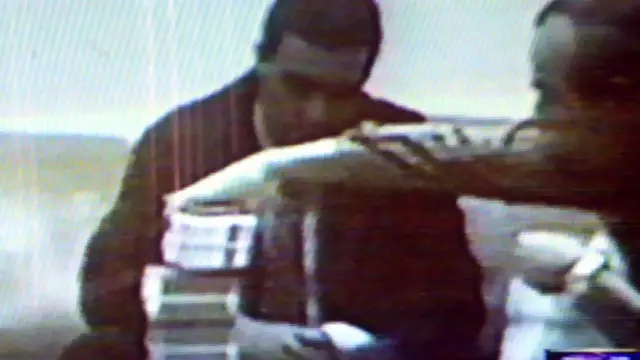 Captura de video de Vladimiro Montesinos apilando dinero sobre una mesa.