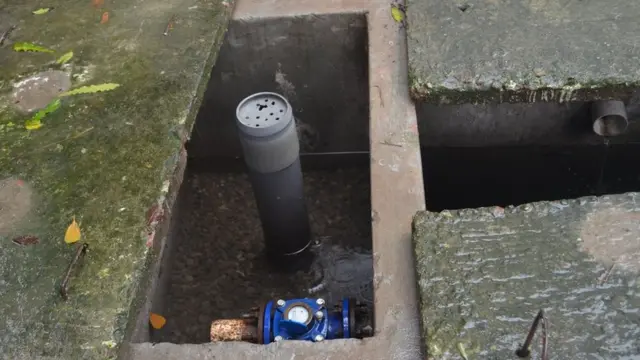 পানি রিচার্জ হয়ে চলে যাচ্ছে ভূগর্ভে।