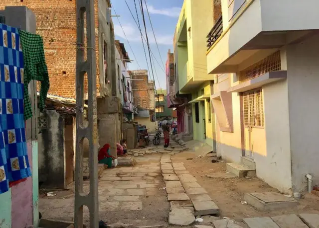 સિગ્નલ ફળિયામાં સોમવારે સન્નાટાનું વાતાવરણ હતું, પણ હાઈકોર્ટના ચૂકાદા બાદ સજા પામેલા દોષિતોનાં પરિવારોએ રાહતનો શ્વાસ લીધો હતો