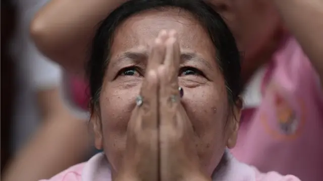 ผู้หญิงพนมมือไหว้