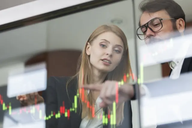 Mujer mira un gráfico