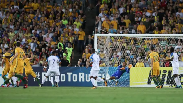 Escober salvar le tiro libre de Mooy