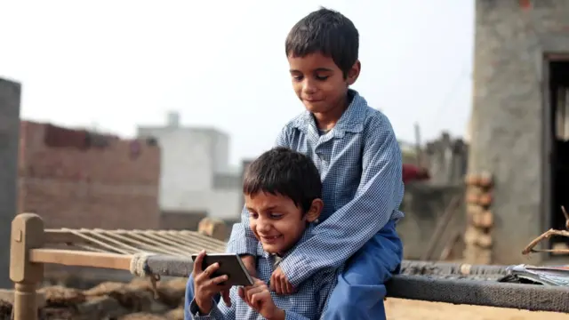 niños usando celular