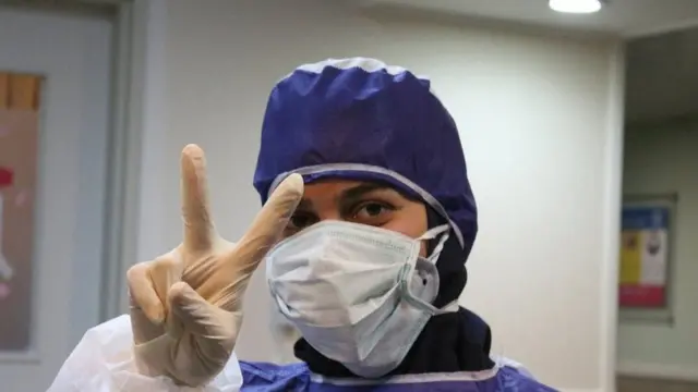 به گفته سازمان بهداشت جهانی هفتاد درصد نیروی شاغل در بهداشت و درمان در دنیا را زنان تشکیل می‌دهند. در ایران این رقم به نود درصد ۹۰ می‌رسد، از این رو کمی حقوق پرستاران، علاوه بر تبعیض شغلی نشانه تبعیض جنسیتی هم هست