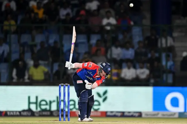 வார்னர் ஆமை வேகம் - கடும் விமர்சனம்