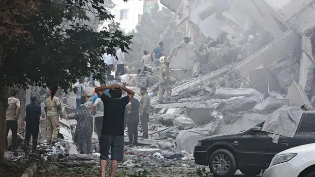 Destrozos causados por Israel en Teherán con varios edificios colapsados.