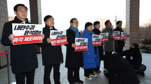 공수처 앞에서 항의하고 있는 민주당 법사위 의원들