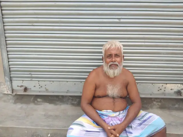 প্রায় ৪৫ বছরেরও বেশি সময় ধরে দেব-দেবীর পরচুলা তৈরি করছেন শেখ জাকির আলী।