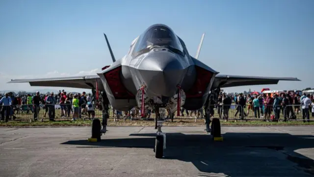 Мен шлюха əйелімнің трусисы мен кискасын иіскедім