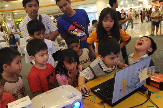 Anak-anak Indonesia memainkan "Angry Birds" selama peluncuran resmi Facebook di sebuah mal di ibu kota Indonesia Jakarta