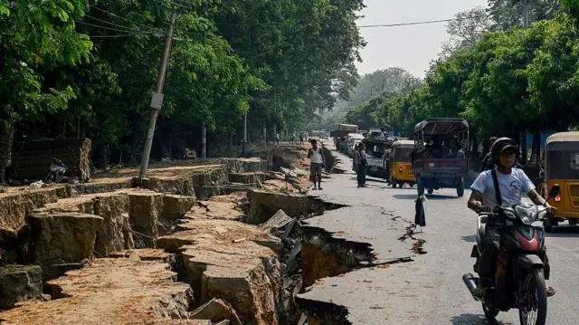 ၂၀၂၅ ခုနှစ် မတ်မှာ လှုပ်ခတ်သွားတဲ့ စစ်ကိုင်းပြတ်ရွေ့ငလျင်လှုပ်ပြီးနောက် မန္တလေးမြို့တနေရာကမြင်ကွင်း