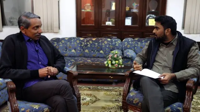 JNUचे कुलगुरू एम. जगदीश कुमार आणि बीबीसी प्रतिनिधी नीलेश धोत्रे