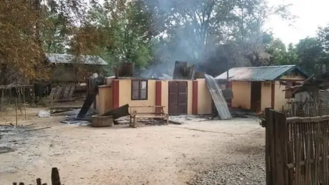 ဇူလိုင် ၃၁ ရက်နေ့ကလည်း ပေါက်မြို့နယ်တောင်ပိုင်း ဝန်ခြုံးရွာက အရပ်သားနေအိမ် မီးရှို့ခံခဲ့ရ