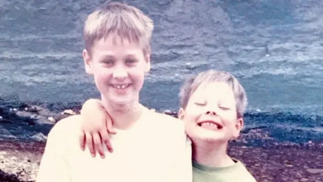 آدم باري وشقيقه