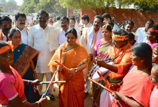 అనంతపురం జిల్లాలో ప్రభుత్వం నిర్వహించిన సంక్రాంతి వేడుకల్లో కోలాటం ఆడుతున్న మంత్రి పరిటాల సునీత