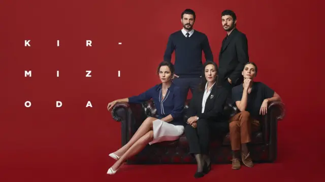 Kırmızı Oda dizisi, son zamanlarda en çok izlenen ve konuşulan yapımlardan birisi. TV8'de yayımlanan yapım izleyiciden büyük beğeni ve övgü alsa da psikologlar ve psikiyatrlar dizideki terapi seanslarını eleştiriyor.