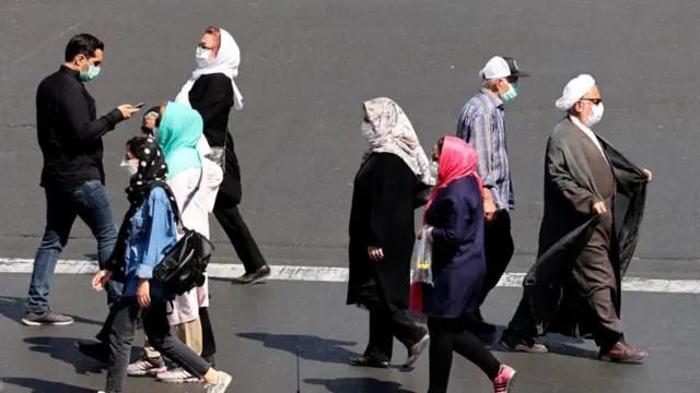 در حال حاضر ۵۷ شهرستان همچنان در وضعیت قرمز به سر میبرند، اما تهران و بسیاری از شهرهای بزرگ از وضعیت قرمز خارج شدهاند.