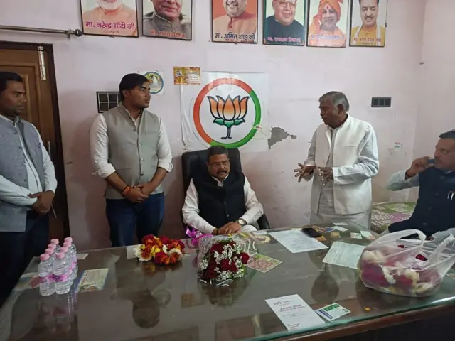 बनवारी लाल दोहरे के घर भाजपा के उत्तर प्रदेश के प्रभारी धर्मेंद्र प्रधान