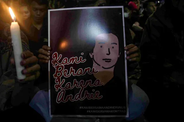 Aktivis membentangkan poster dalam aksi solidaritas doa bersama untuk Andrie Yunus di depan Kantor Komnas HAM, Jakarta, Selasa (17/3/2026). Aksi tersebut dalam rangka memberikan dukungan kepada Andrie Yunus yang tengah menjalani perawatan usai mengalami teror penyiraman air keras oleh orang tak dikenal pada Kamis (12/3) malam. 