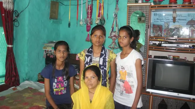 करिष्मा, मुस्कान, खशबू त्यांची आई शहिदा