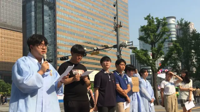 (캡션) 공개 발언 중인 학생들