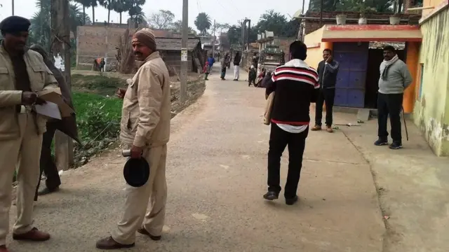 ગામમાં કાર્યવાહી કરતી પોલીસ