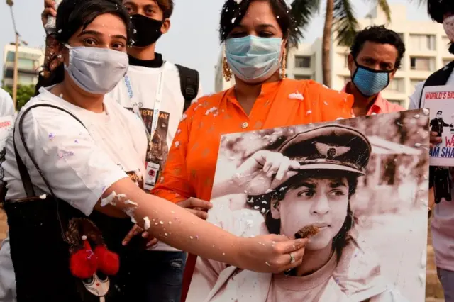 শাহরুখ খান ফ্যান ক্লাবের সদস্যরা দোসরা নভেম্বর ২০২০ সালে মুম্বাইতে শাহরুখের বাসভবনের সামনে তারকার ৫৫তম জন্মদিন পালন করেন