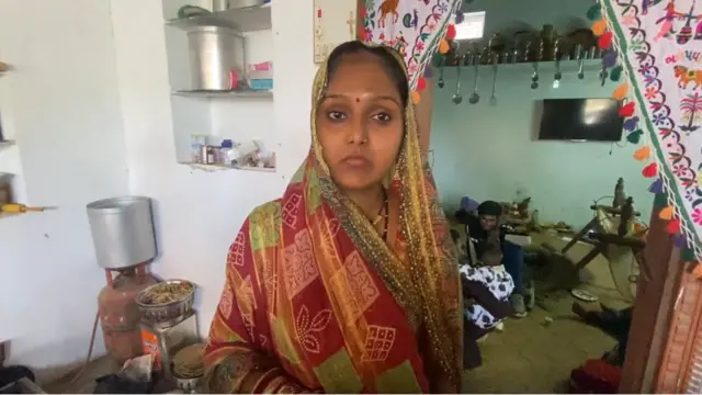 રેખા પરમારે કહ્યું કે અમે મહિલાઓ ગરબા ગાઈ રહી હતી ત્યારે અમારી ઉપર પથ્થરમારો થયો, મને કપાળમાં પથ્થર વાગ્યો