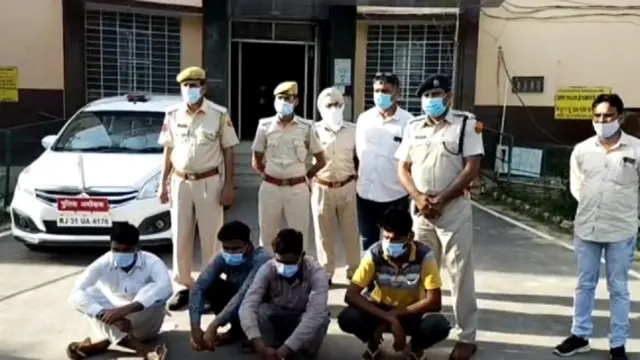 पुलिस की गिरफ़्त में अभियुक्त