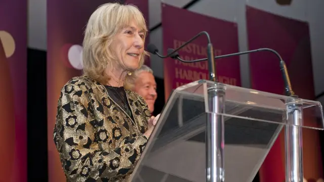 ジャネット・ホームズ教授は、公開会議で男性は女性より多く質問する傾向にあることが自身の研究で分かったと話す