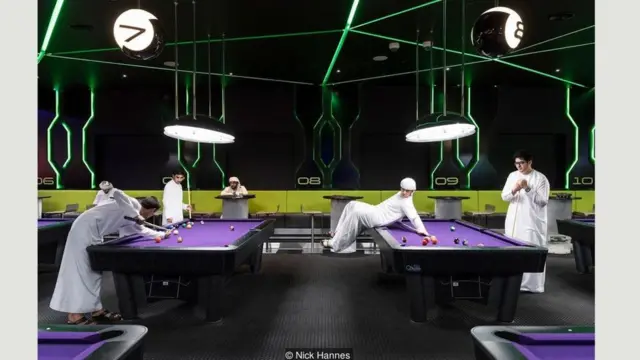 Pemuda UAE bermain biliar di Hub Zero, 5 Januari 2017 (Credit: Nick Hannes)